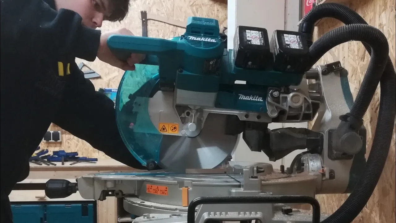 Makita Kap- och geringssav 1450W 260Mm