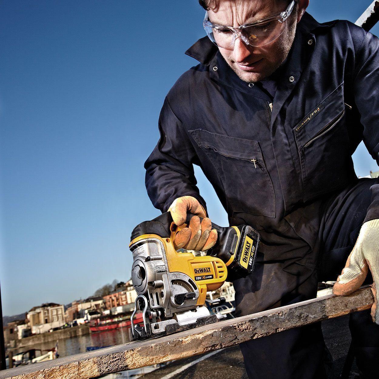 DeWALT DCS331N-XJ Stiksav 18V Batteri och lader Icke inkluderet 400W